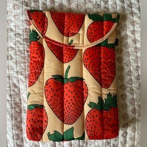 BAGGU Laptop Sleeve in Strawberry